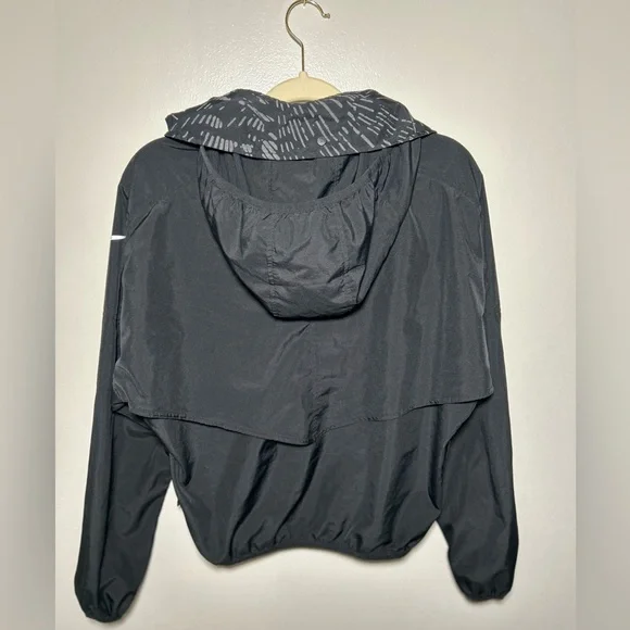 Nike Women's Run Division jacket (Style DD6462-010) - Picture 3 of 6